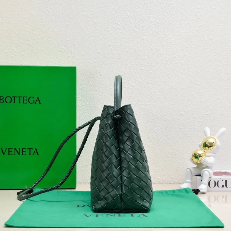The 2023 new Andiamo batch of 2260 BV has been shipped‼ ️Really popular🔥The new Andiamo woven handbag launched by Bottega Veneta this season is really popular all over the world! ! Celebrities at home and abroad have worn it, and Oscar-winning actress Michelle Yeoh has taken it out on the street. Song Jia, Trai Yara, Yu Feihong, Sanji Ayaka, Rosie Hunting-Whiteley, Yoshioka Riho, etc. have all picked up this bag. It is classic and versatile, showing off its temperament, and the bag capacity is also large, which is very convenient for daily commuting! ! A variety of carrying methods, the shoulder straps can be adjusted by yourself, the original lambskin feels soft and delicate, and the unisex style breaks gender boundaries and brings a more practical and longer-lasting use experience. Andiamo, which has both elegant and casual styles, perfectly interprets the true appearance of "fashionable old money style". Style number: 8463 Size: 32*24*12
